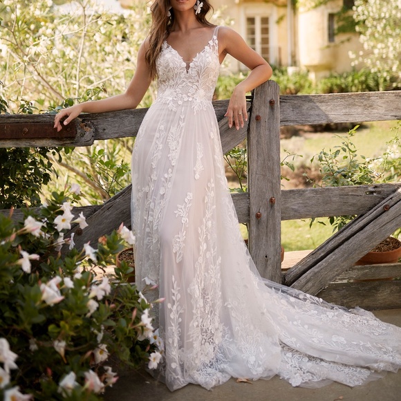 Madi Lane "Harper" Wedding Gown - Picture 1 of 6